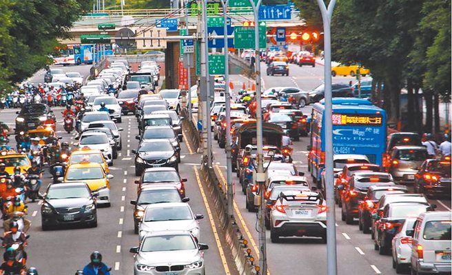 有網友好奇真的有人通勤時間超過一小時嗎？引起網友討論及嘲諷。（中時資料照）