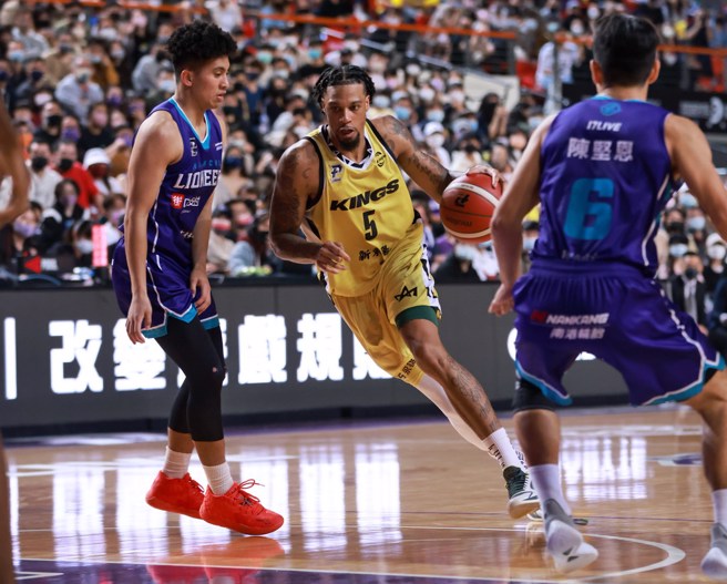 麦卡洛(中)今天替国王贡献24分的得分。(新北国王提供)