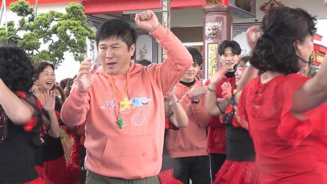 胡瓜邀婆妈们一起玩「热舞大风吹」。（民视提供）