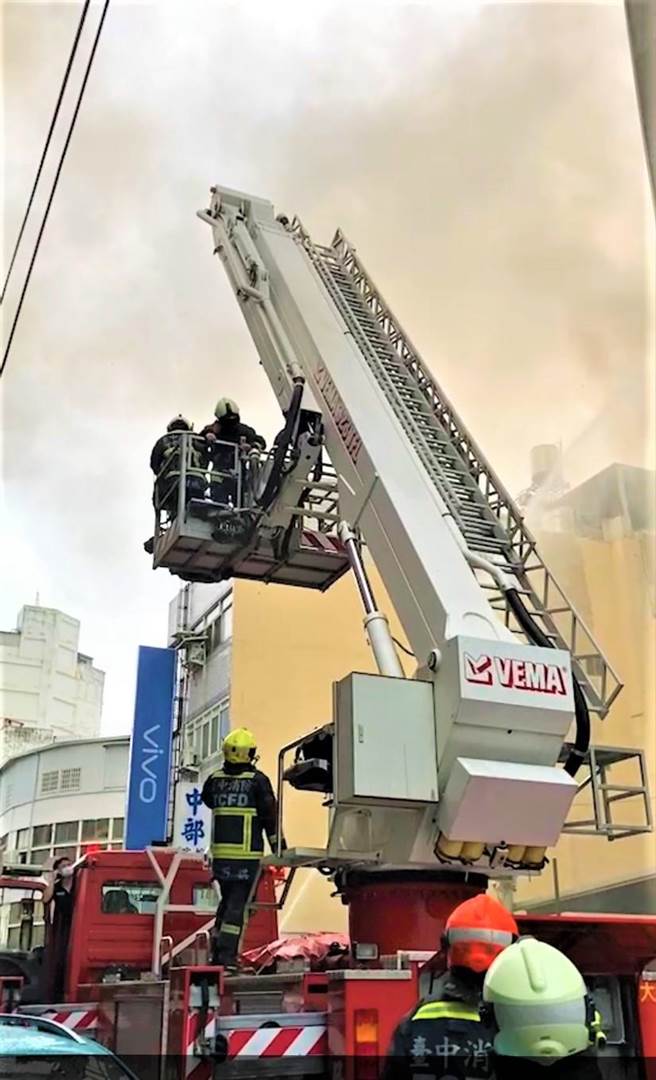 台中市中区一栋大楼发生严重伤亡的火警，市府表示，该起案件真正的起火点和起火原因需再进一步鑑识厘清。（记者爆料网提供／卢金足台中传真）
