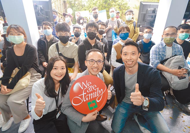 中信金控最年轻的策略主管、中国信托商业银行策略长蒋振彰（中）与数位金融处MA黄晟恩经理（右），以及泰籍同仁连怡茹（左）对谈，谈话氛围轻松，吸引学子提问。图／中信金控提供