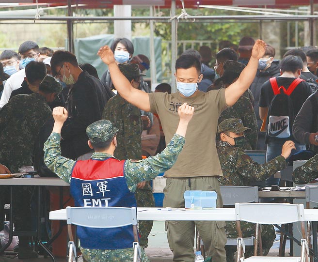为强化后备战力，国防部推动14天新制教育召集，首梯次受召集人员5日8时起自行前往战术位置（山脚国小）报到，受召员报到须由医检人员检视活动力项目。(陈怡诚摄)