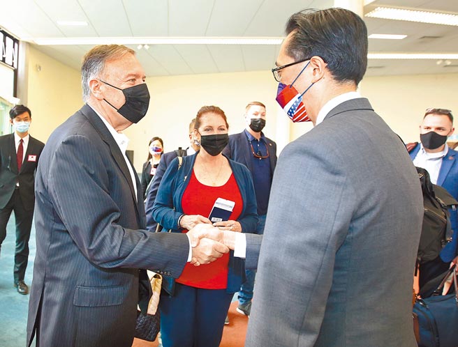 美国前国务卿蓬佩奥（Mike Pompeo，左）与夫人苏珊（Susan Pompeo，中）5日搭机离台，外交部北美司长徐佑典（右）在桃园机场国宾门送机。（范扬光摄）