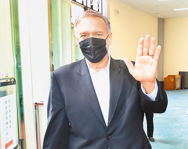 美国前国务卿蓬佩奥（Mike Pompeo）5日搭机离台，登机前向媒体挥手致意。（范扬光摄）