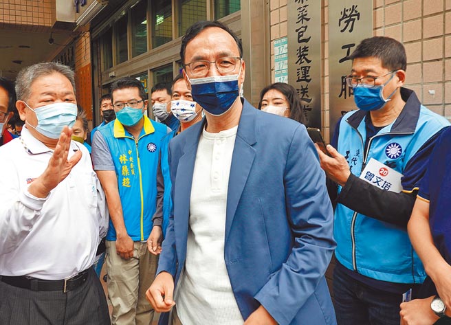 國民黨5日舉行中常委選舉投票，黨主席朱立倫前往新北市黨部投票，對於303大停電，鴻海創辦人郭台銘發文指出不是經濟部長王美花的錯，朱表示王美花下台100次也沒有辦法負責，因為錯誤的是能源政策。（姚志平攝）