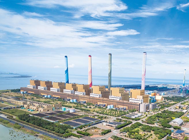 興達電廠3日發生事故為緊急發電，中火7座機組發電量提升至9成5以上，5日降載至7成以下，減少汙染物排放。（台電提供／盧金足台中傳真）