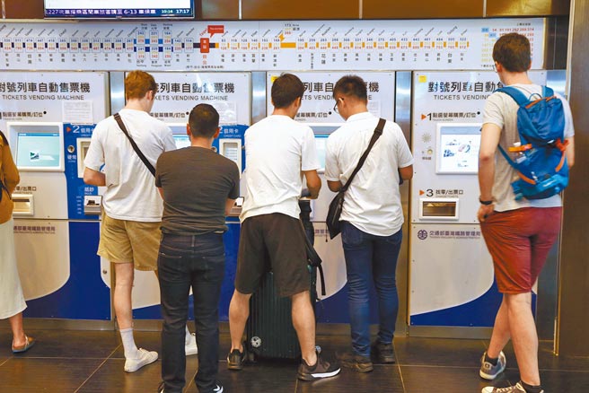 因应台铁公司化，未来票价是否调涨备受关注。国民党立委洪孟楷昨表示，抛出调涨票价讨论之际，台铁应先检讨内部服务品质能否提升问题，若维持现状，就只是拿消费者开刀（本报资料照片）