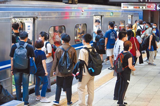 台铁有可能调涨票价，通勤的上班族与学生，负担恐又加重。（本报资料照片）