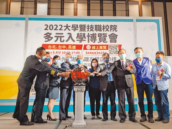 大學博覽會高雄場5日開幕。右起樹德科技大學公共事務處長邱志仁、亞洲大學學務長張少樑、南華大學副校長林辰璋、樹德科技大學校長陳清燿、高市府教育局主祕吳文靜、《中國時報》總編輯王銘義、國防醫學院院長查岱龍少將、國防大學政戰學院院長陳育琳少將、國防大學管理學院院長林振裕少將、國防大學理工學院教育長簡榮杰上校。  （曹明正攝）