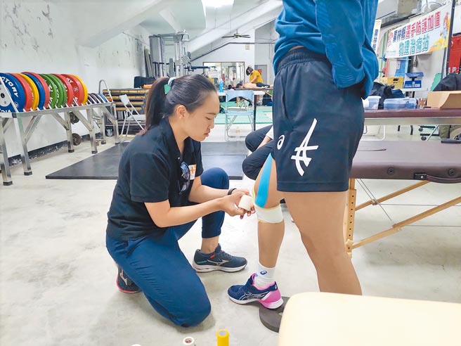 长庚运动防护员主要角色是陪着选手训练，一旦发现有医疗需求，就及时转介治疗。（长庚医院提供／林周义台北传真）