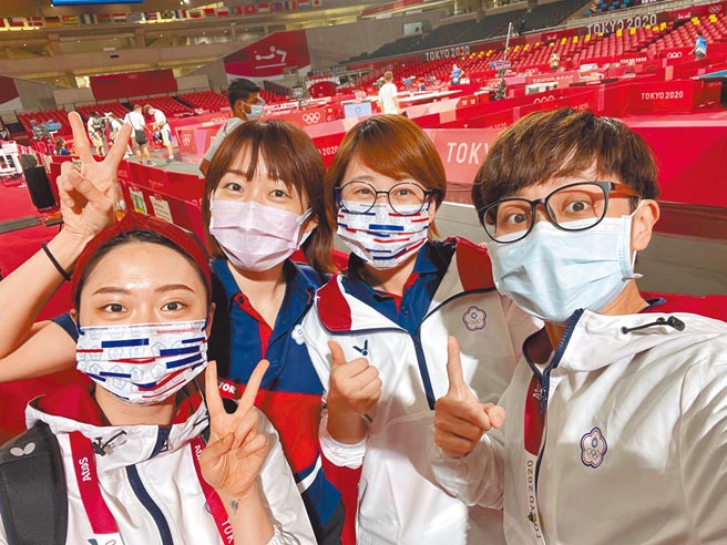 高雄长庚医院中医针灸科主治医师郭纯恩（左二）形容，与选手的医病关系是互相尊重、欣赏、一起成长。（郭纯恩提供／林周义台北传真）