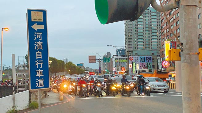 连接新北淡水与北市的台2线，每逢通勤尖峰时段车流壅塞绵延数公里，严重影响民眾生活机能。（戴上容摄）