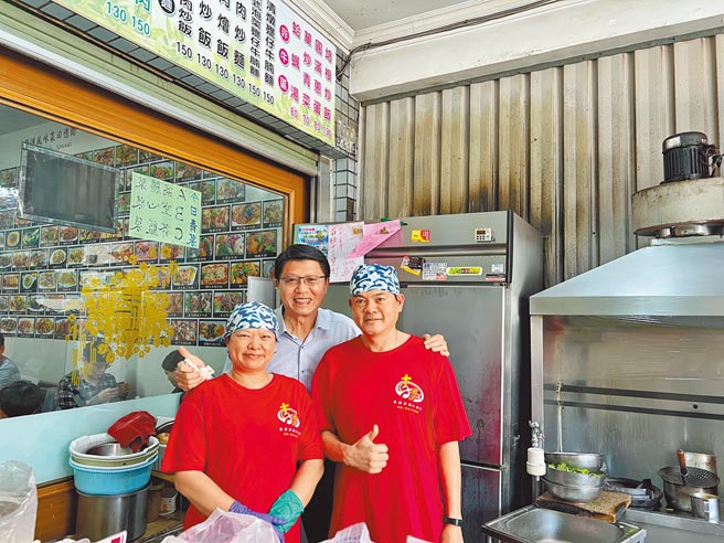 國民黨台南市議員謝龍介（左二）5日在新營走訪基層店家，關心溪北地區因地方沒落，小吃店生意受影響問題。（謝龍介提供／程炳璋台南傳真）