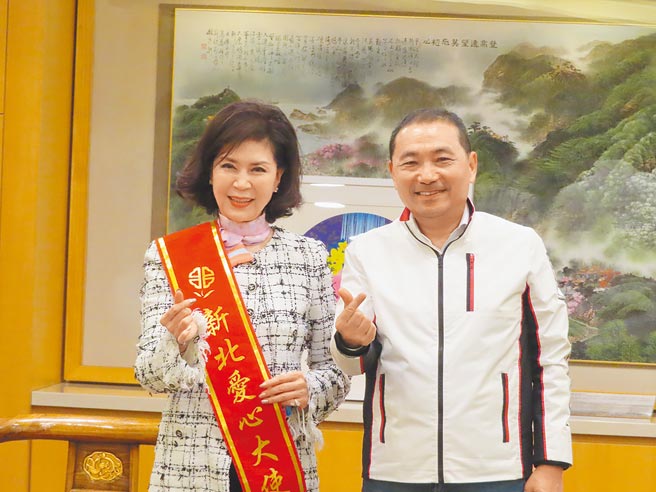 新北市长侯友宜邀请艺人白嘉莉担任新北爱心大使，邀请各界响应好日子爱心大平台。（叶德正摄）