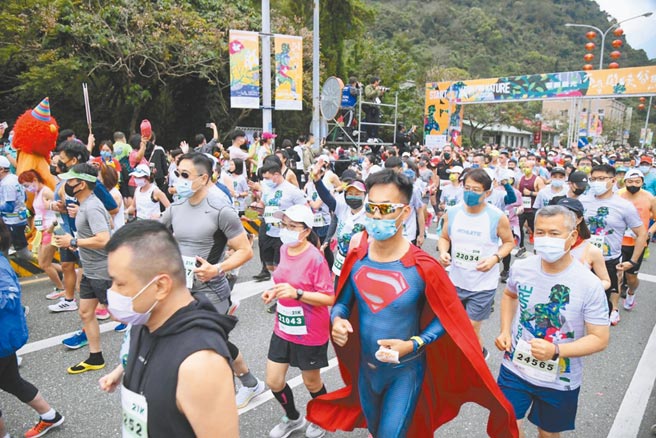 1.2万名选手在太鲁阁马拉松赛鸣枪后陆续跑进太鲁阁峡谷，不少选手创意打扮，增添话题。（花莲县政府提供／王志伟花莲传真）