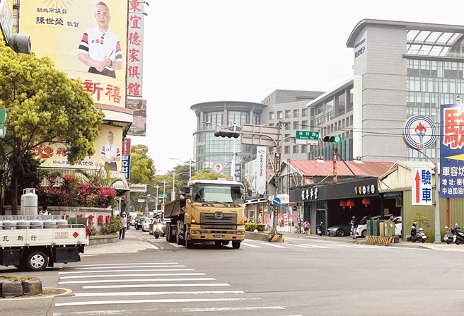 新北市树林中华路每遇尖峰时段壅塞难行，为避免捷运树林线施工，造成交通回堵，捷运局近期与国产署签署土地契约，将开发城林桥旁国有地做为替代道路。（蔡雯如摄）