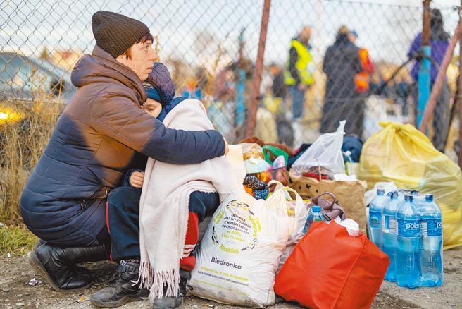 2月26日，烏克蘭人抵達波蘭邊境口岸梅迪卡。（新華社）