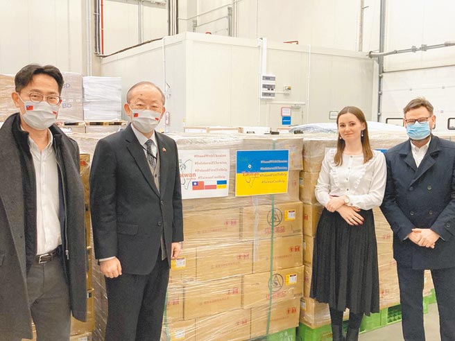 俄罗斯入侵乌克兰，外交部昨日表示，为发挥「台湾能帮忙」（Taiwan Can Help）的精神，外交部于2月28日紧急启运一批27吨的药品及医疗器材等人道物资送往波兰，并于3月4日在波兰首都华沙举行捐赠仪式，由我国驻波兰代表陈龙锦大使，代表我国政府将该批物资交付波兰政府战略储备署协助转运乌方使用。（外交部提供）