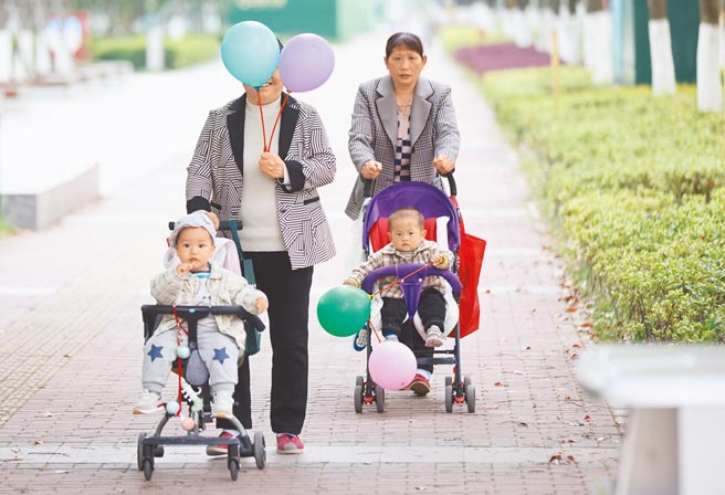 为了拚生育率，大陆政府工作报告提出，将3岁以下婴幼儿照护费用纳入个人所得税专项扣除。（中新社）