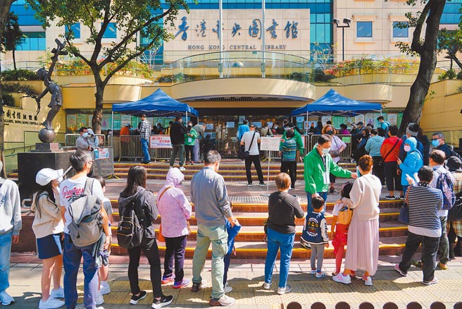 大批香港市民在中央图书馆社区疫苗接种中心门口，排队等候接种疫苗。（中新社）
