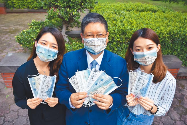 财团法人新竹县文化基金会与在地原住民艺术家谢石鸿合作，将他的5幅书法作品印制成口罩图案。（新竹县府提供／邱立雅竹县传真）