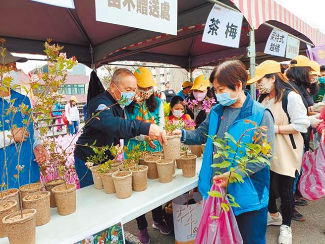 苗栗县长徐耀昌5日在头屋乡文头宫赠送树苗给民眾。（苗栗县政府提供／谢明俊苗栗传真）