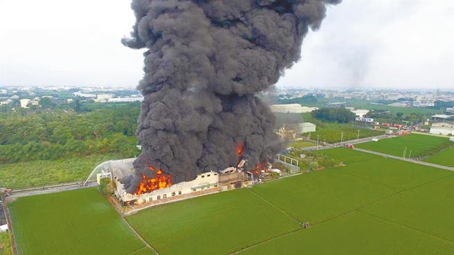 農地工廠大火讓消防人員疲於奔命，依工廠輔導法規定，未登記工廠最遲應於3月19日前申請納管。（本報資料照片／吳敏菁彰化傳真）