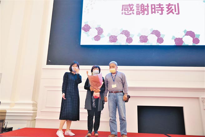 受南台中家扶幫助的自立青年鄭淑青（左）完成博士學位，5日獻花感謝認養人王進昌（右），流下感恩的淚水。（盧金足攝）