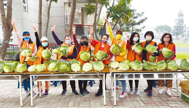 大秀國小的學生家長義賣近期盛產的高麗菜，一方面幫助農民，一方面也能匯集大家的愛心。
