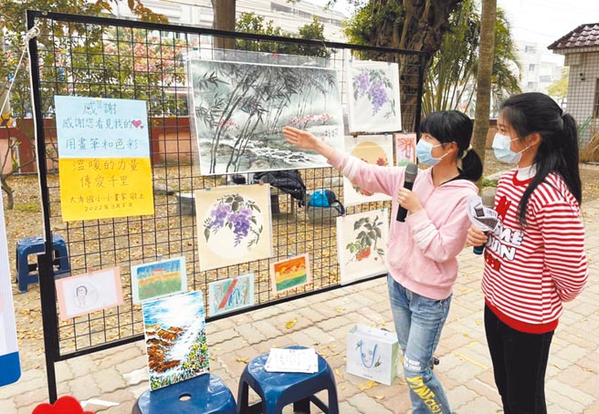 大秀國小學生和參與的同學解說畫作，分享她們創作的理念和想法。（大秀國小提供／陳世宗台中傳真）