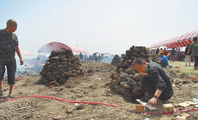 云林县水林乡公所举办「水林番薯文化节」，邀民眾焢窑兼赏花田。（张朝欣摄）