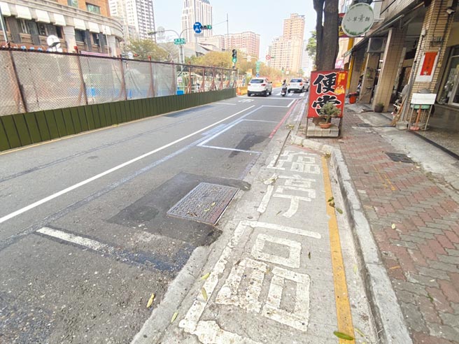 高市交通局和捷運局檢討大順路段道路剩餘空間，於每街廓增設黃線型臨停彎，提供用路人臨停上下客、裝卸貨使用。（石秀華攝）