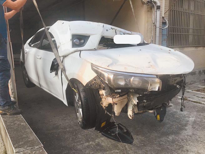 潘姓嫌犯躲避警方追缉，驾车逃上国道，结果撞上曳引大货车后翻车，车子全毁。（翻摄照片／石秀华高雄传真）