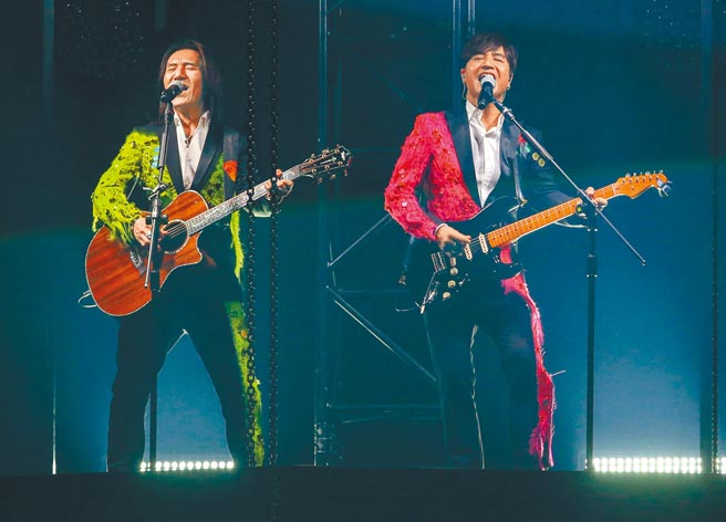 「动力火车」顏志琳（左）、尤秋兴昨3度登上台北小巨蛋，在台上卖力热唱。（粘耿豪摄）