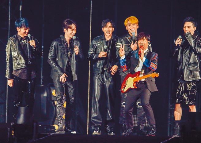 「动力火车」昨邀来「五坚情」担任嘉宾合唱夯曲。（粘耿豪摄）