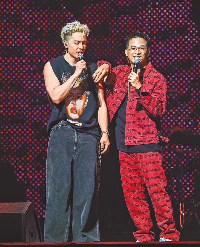 J.Sheon（左）昨邀茄子蛋主唱阿斌同台合唱。（羅永銘攝）
