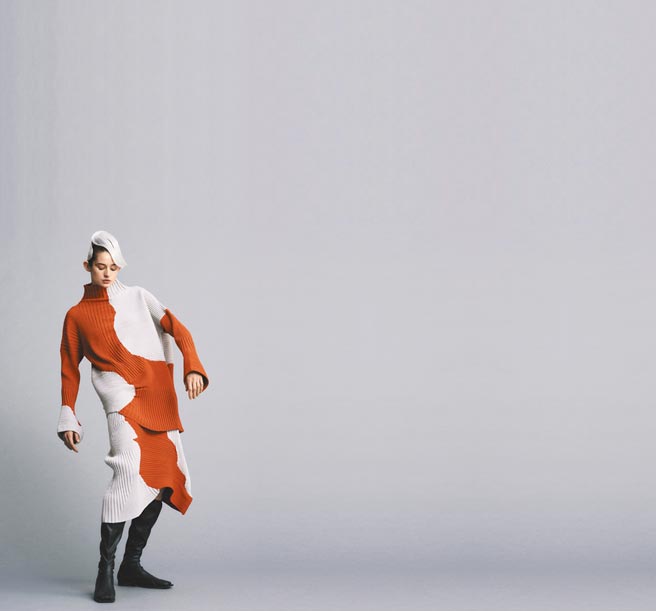 三宅一生皺褶衣可塑性強，透過繫綁圍裹，有如一件雕塑品。（Issey Miyake提供）