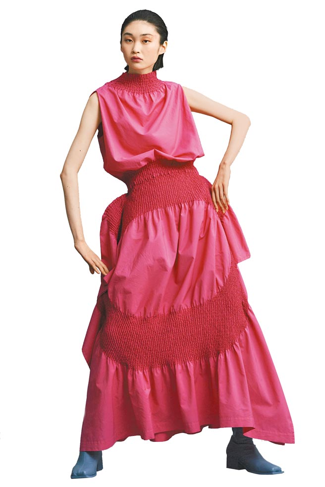 三宅一生桃紅色禮服，像是一朵盛開的花。（Issey Miyake提供）
