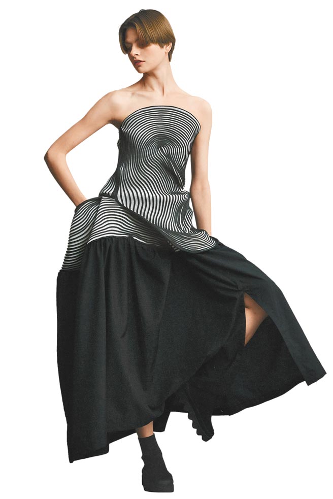 三宅一生在巴黎發表秋冬新裝，禪風黑白對比色調勾勒有機生命輪廓。（Issey Miyake提供）