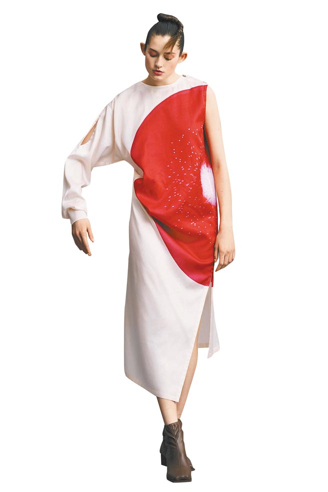 白色禮服上偌大的紅色圓圈，讓人聯想到切開水果時的橫切面。（Issey Miyake提供）