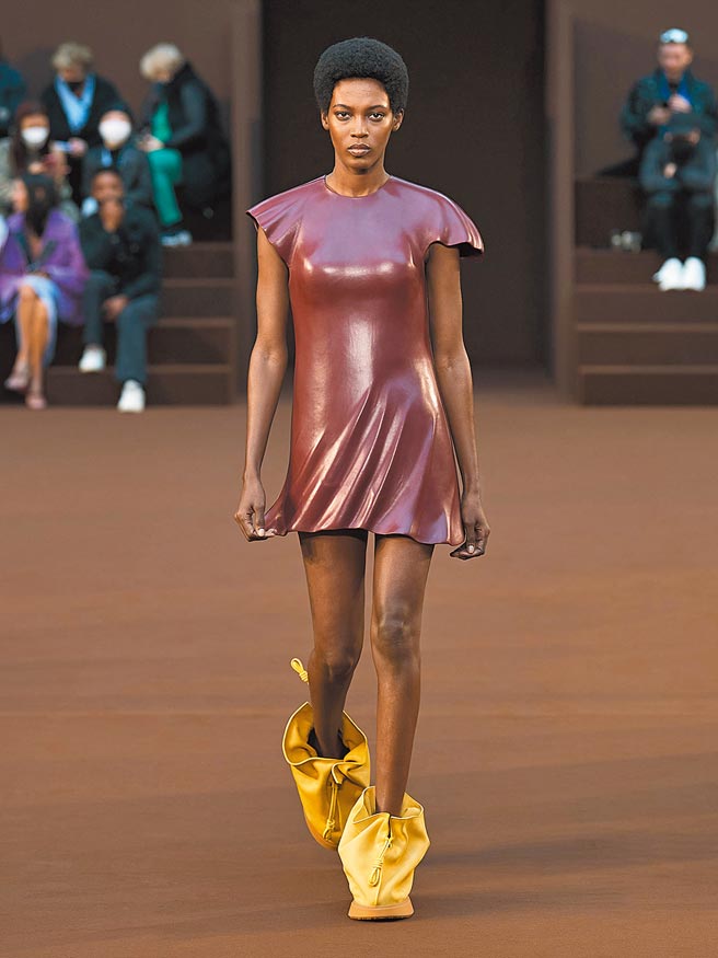 LOEWE 女装充满超现实主义的趣味，如刻意强化的裙襬与肩线。（LOEWE提供）