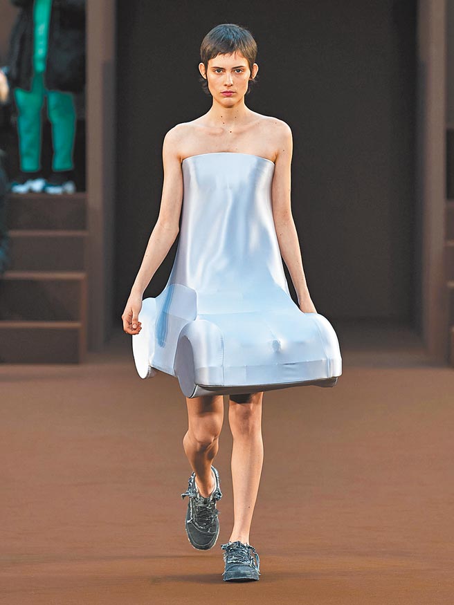 LOEWE 女装风格优雅，但裙内藏着跑车令人莞尔。（LOEWE提供）