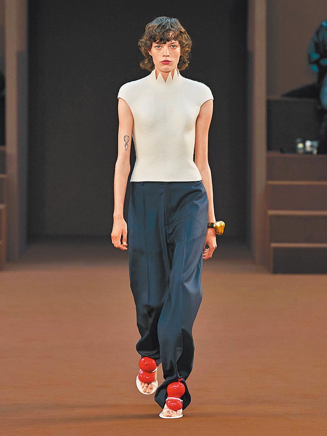 LOEWE 将气球挤压在鞋面上，十分有趣。（LOEWE提供）