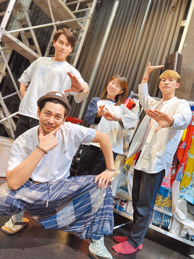 杨子仪（前）、周定纬（后排左起）首度和张芳瑜、吕承佑合演音乐剧。（跃演剧团提供）