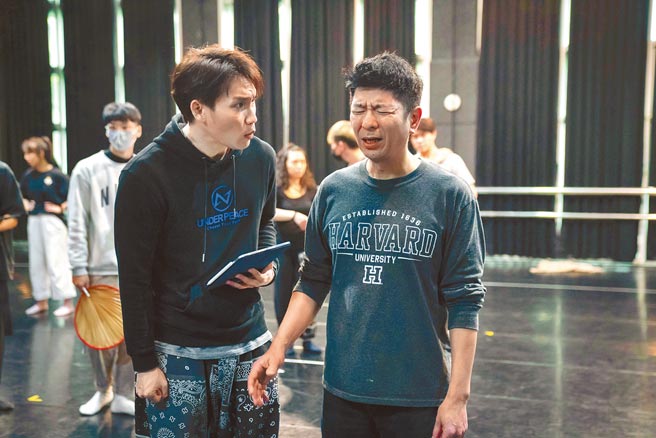 周定纬（左）、荒山亮近来卖力为音乐剧排练。（跃演剧团提供）