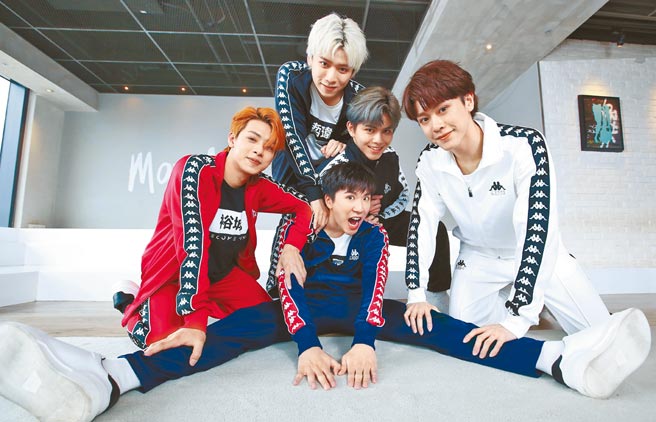 「ALL IN 5」成员私下热爱运动，日前一起开心去踩飞轮，互动逗趣。（陈俊吉摄）