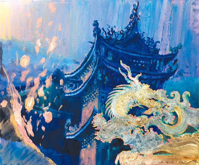 2021〈新秀奖〉吴柏葳《日暮‧关渡》，在暮色霭霭中，香火鼎盛腾飞而起，近景飞龙如琉璃般晶莹剔透。（关渡宫提供）