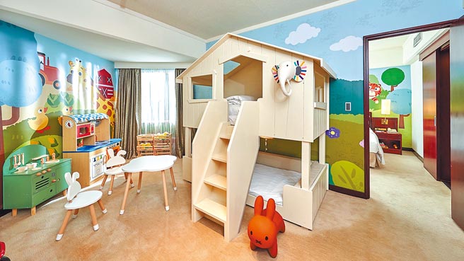 台北福华大饭店推出「城市旅游」和「双城熟客回住礼遇」春游系列专案，凡四月底前入住台北福华（见图），平日连续入住二晚只需5000元加码自助早餐买一送一，住房再抽价值万元Dyson Pure Cool二合一凉风空气清净机（原价2万3500元）。（台北福华提供）