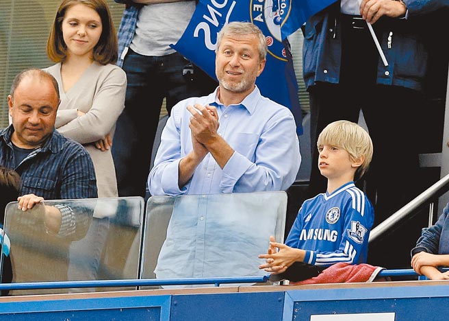 俄罗斯石油大亨阿布拉莫维奇（中）迫于情势要抛售英超切尔西足球队。（美联社）