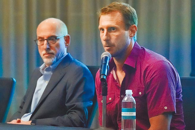 赛扬奖强投薛尔瑟（右）以球员工会执行委员会代表身分出席记者会。（美联社）